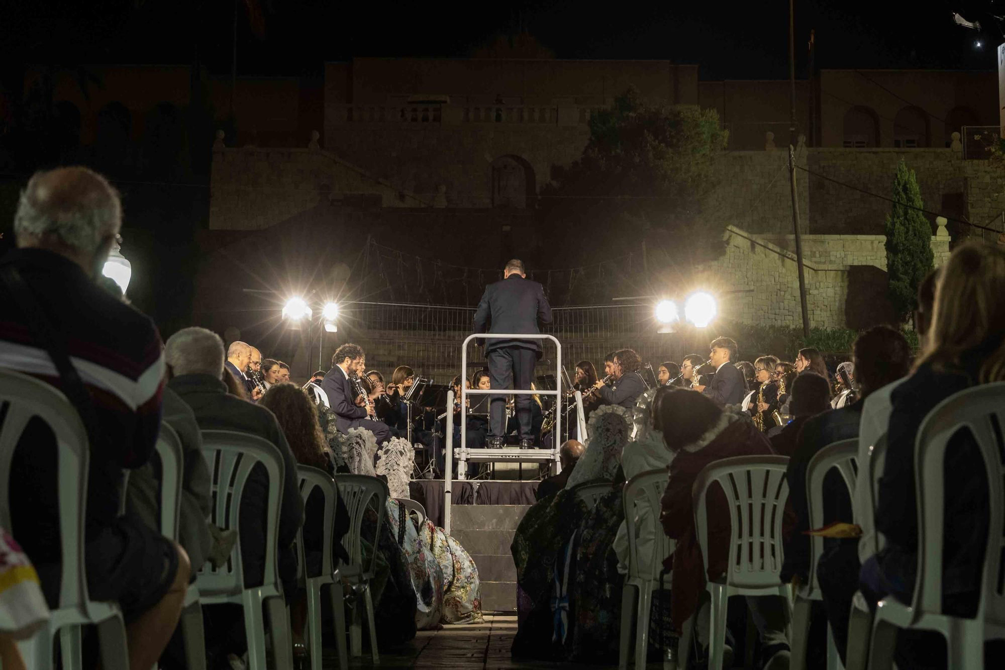 El homenaje al fundador de las Hogueras, José María Py, y el Festival de Bandas de Andrés Llorens iluminan una noche con olor a fiesta y pólvora