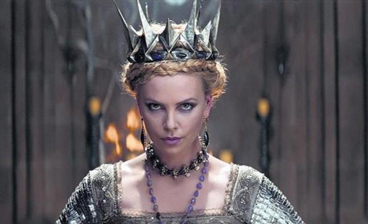 Charlize Theron dóna vida a la malvada madrastra de Blancaneu.