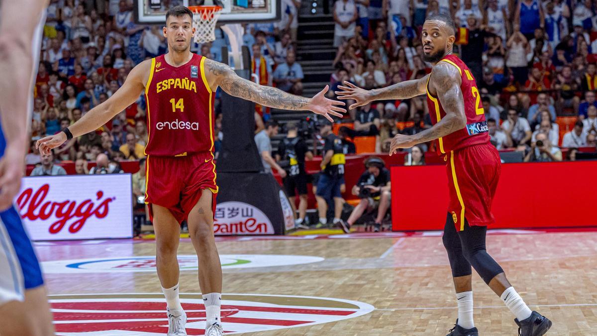 Willy Hernangómez y Lorenzo Brown durante la semifinal ante Finlandia