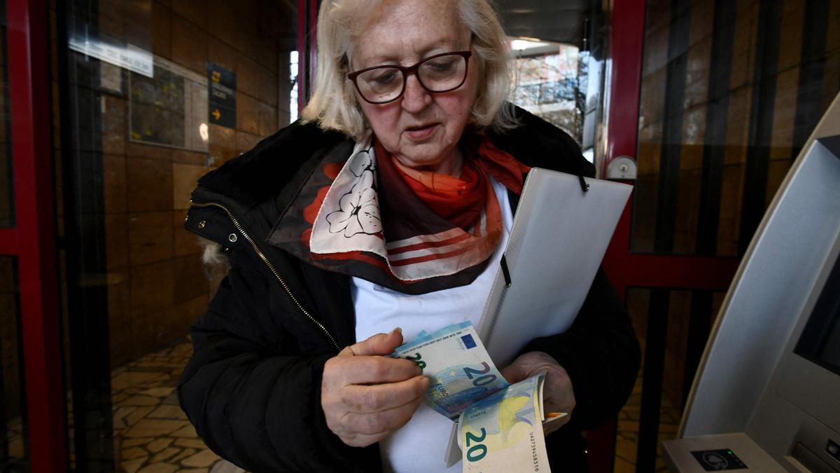 Una mujer retira euros en un cajero de Zagreb (Croacia), el 1 de enero de 2013.