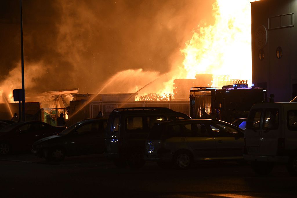 Estas son las imágenes que el aparatoso incendio de Puente Tocinos ha dejado este sábado