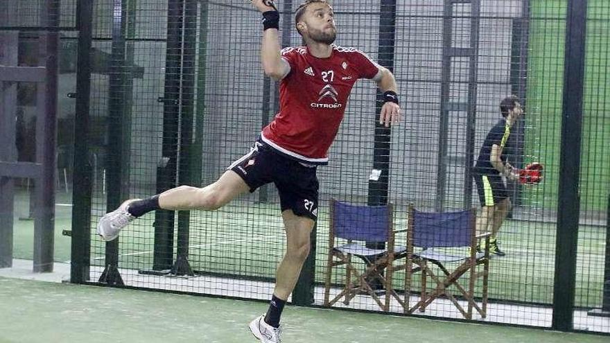 Sergio golpea una bola durante el partido de pádel.