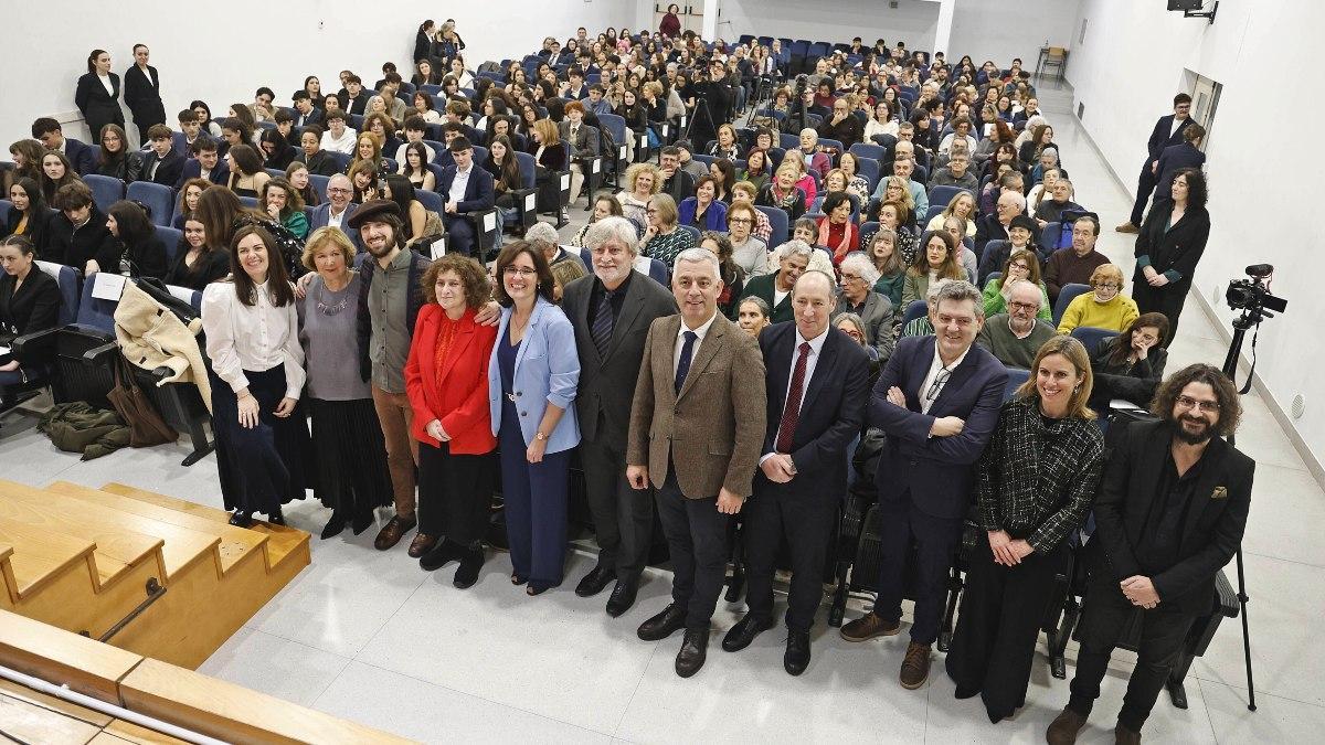 Autoridades, personas colaboradoras y trío ganador del Premio Arcebispo Xoán de San Clemente