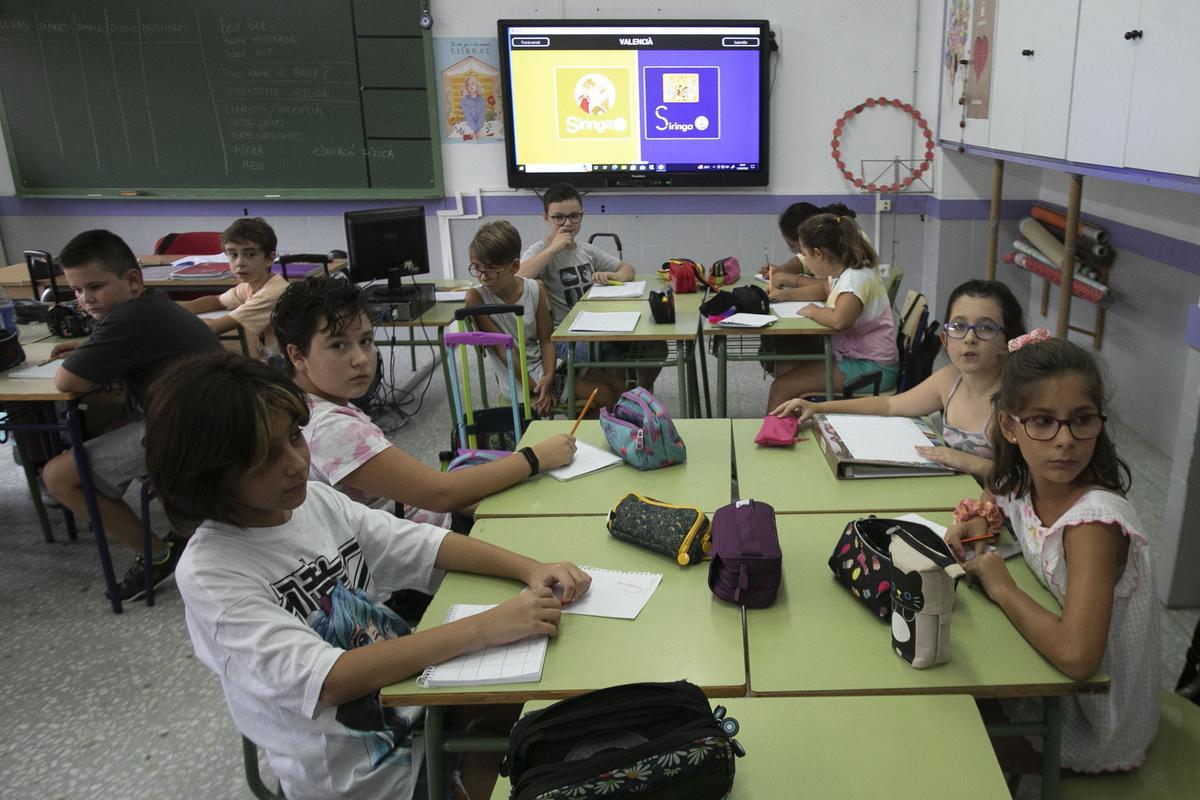 Valencia. Inicio del curso escolar, CEIP El Grau. Alumnos en clase. Archivo