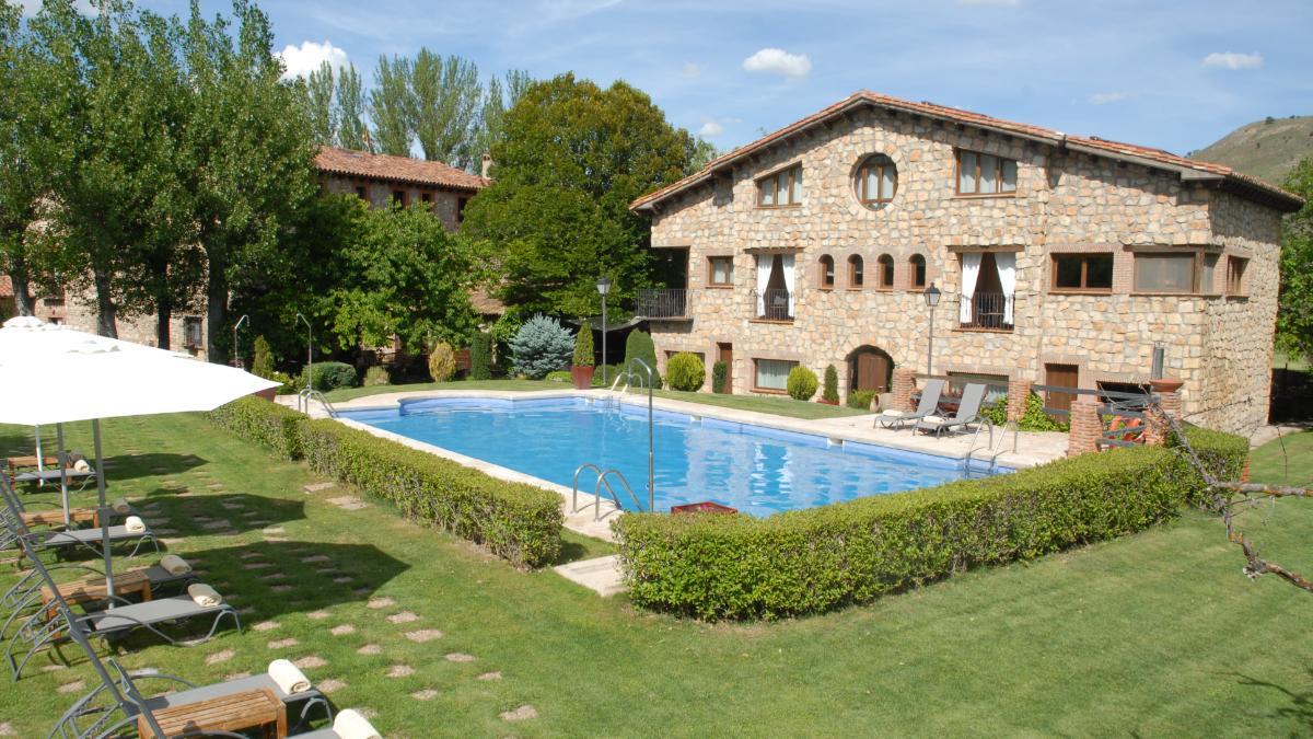 La piscina de Molino de Alcuneza se integra en el entorno del antiguo molino, entre piedra, silencio y naturaleza a una hora y media de Madrid.