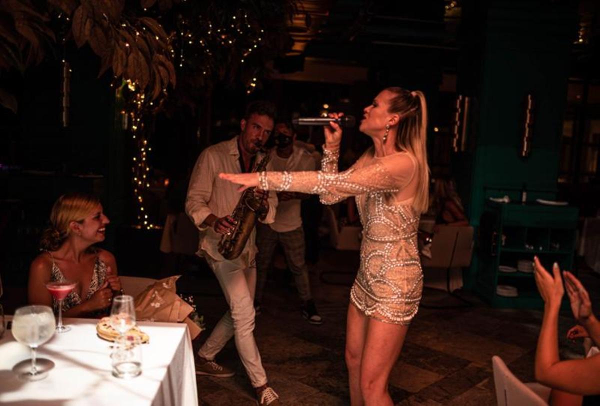 La música en vivo forma parte natural de las noches en TATEL Ibiza.