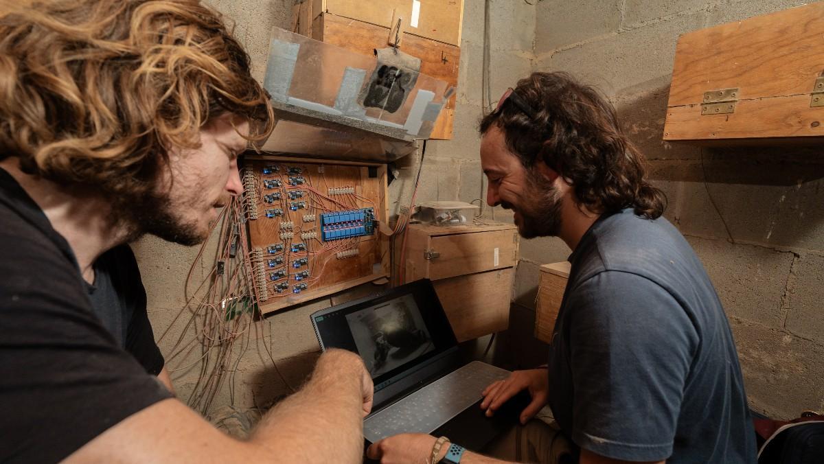 Investigadores preparando el nuevo sistema con tecnología Raspberry Pi para estudiar pájaros salvajes