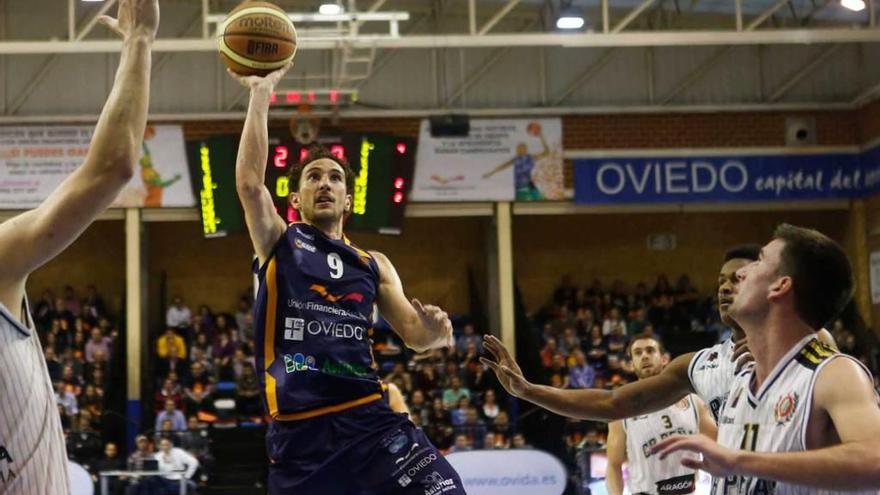 Víctor Pérez lanza a canasta en un partido del play-off de ascenso de la temporada pasada ante el Huesca.