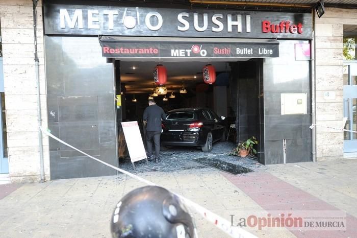 Un coche se estrella contra un restaurante