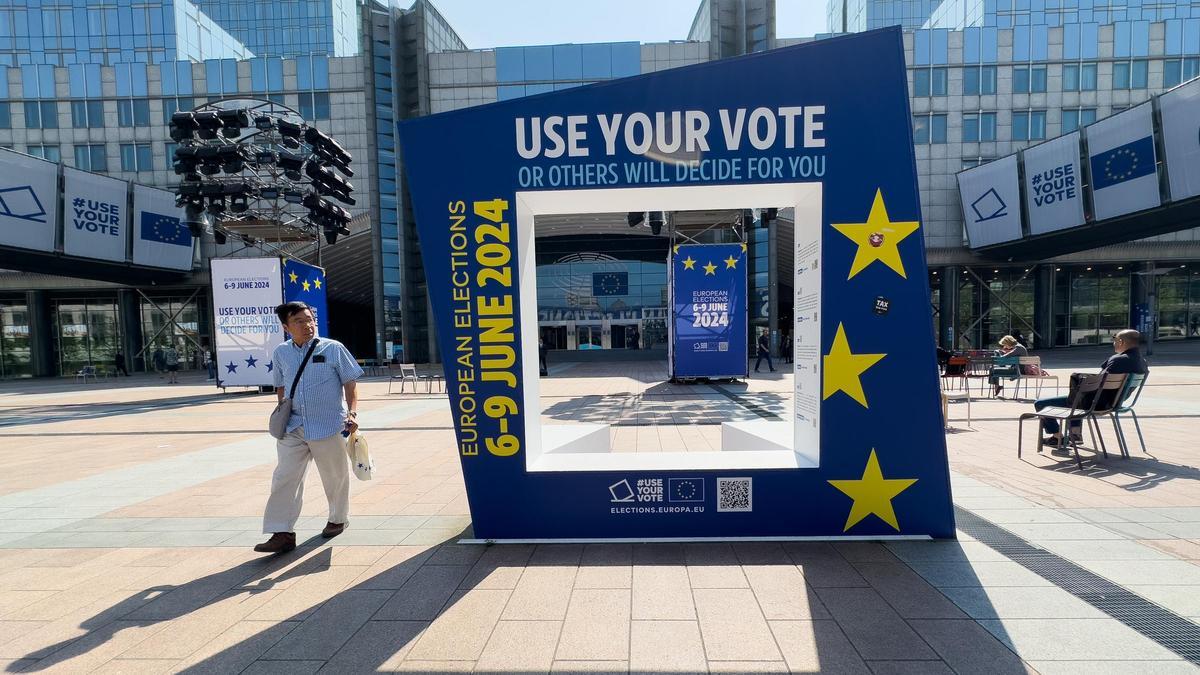 Instalación frente al Parlamento Europeo en Bruselas para llamar a la participación en las elecciones de este domingo.