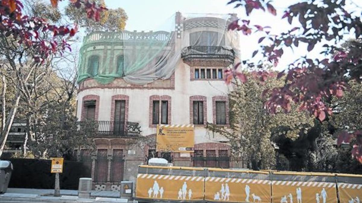 La Casa Hurtado, en el 46 de la Avenida de Pedralbes, está vallada, tapiada y cubierta por redes de protección desde el pasado febrero.