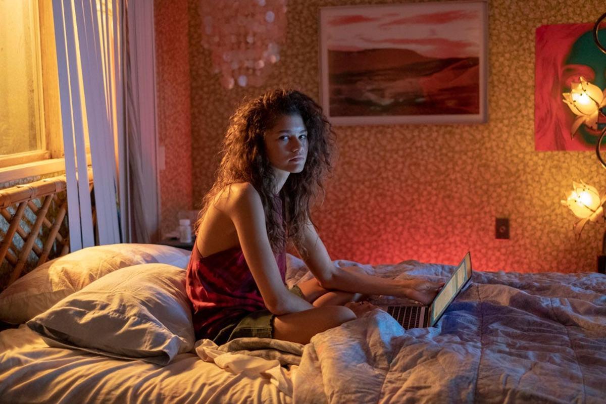 Protagonizado por Zendaya, esta es la historia de Rue Bennet, una chica de 17 años que se enfrenta a los típicos problemas de la adolescencia. Todo esto en tiempos de Internet. Premiada en varios aspectos, y con la temática LGBTQI+ incluida.