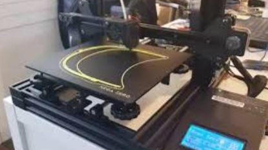 Els voluntaris gironins que imprimien EPI en 3D aturen la producció