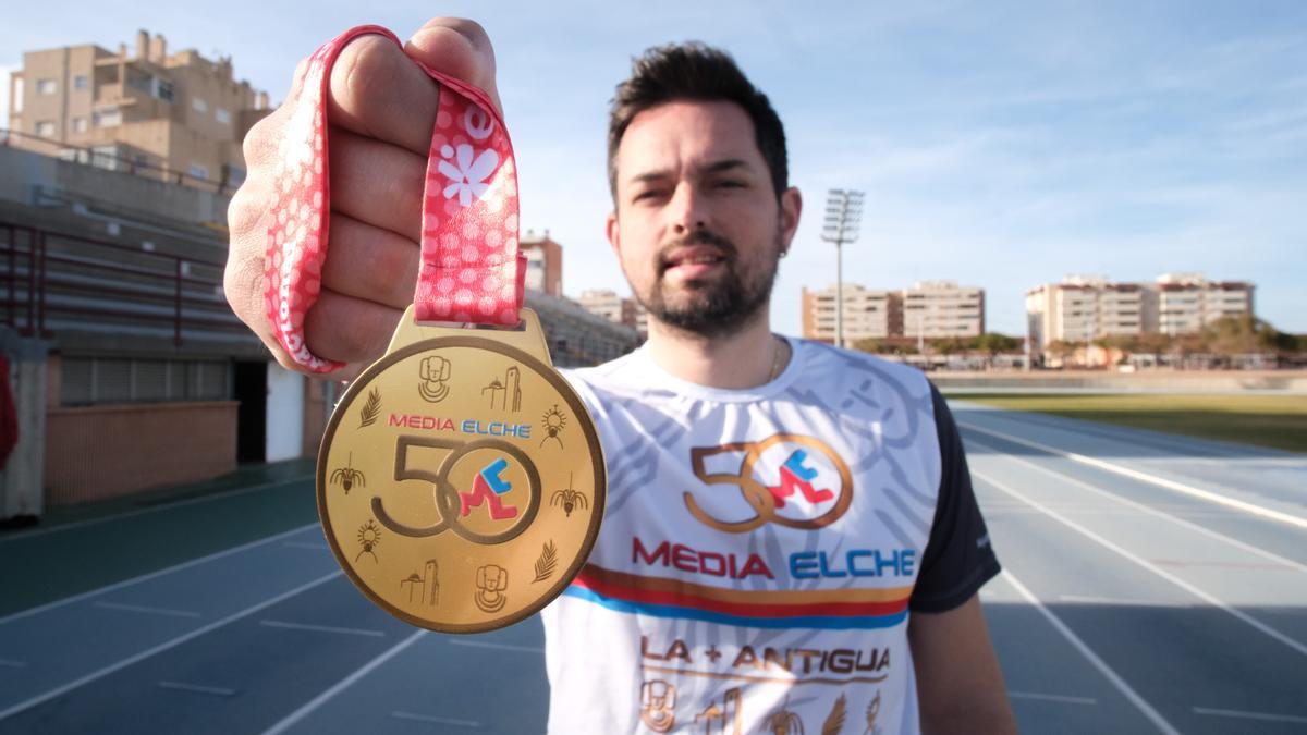 José Vale Zapata posa con la camiseta y la medalla conmemorativa de Media Maratón de Elche que ha diseñado.