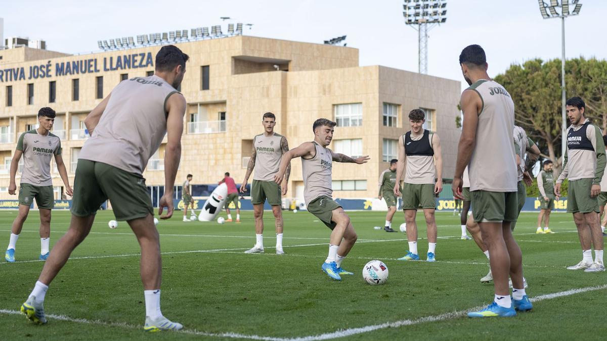 Los jugadores del Villarreal, con Alberto Moleiro en el centro del rondo, en el entrenamiento previo en la Ciudad Deportiva José Manuel Llaneza.