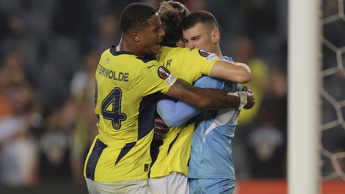 Dominik Livakovic celebra con sus compañeros tras deneter un penalti ante el Union SG