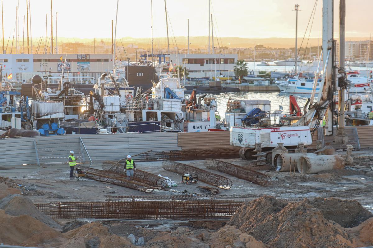 Las obras se desarrollan junto a la zona de amarre de la flota pesquera de cerco en la bahía de Torrevieja