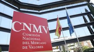 Cartel a la entrada del edificio de la Comisión Nacional del Mercado de Valores (CNMV) en Madrid.