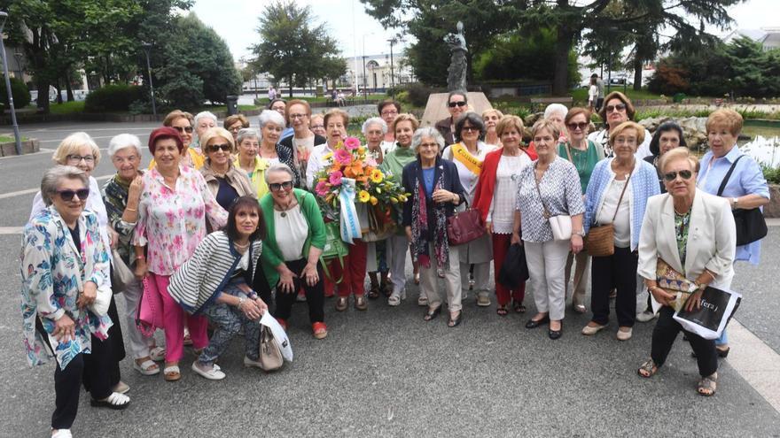 Una nueva ofrenda floral de las cigarreras a Amparo | CARLOS PARDELLAS