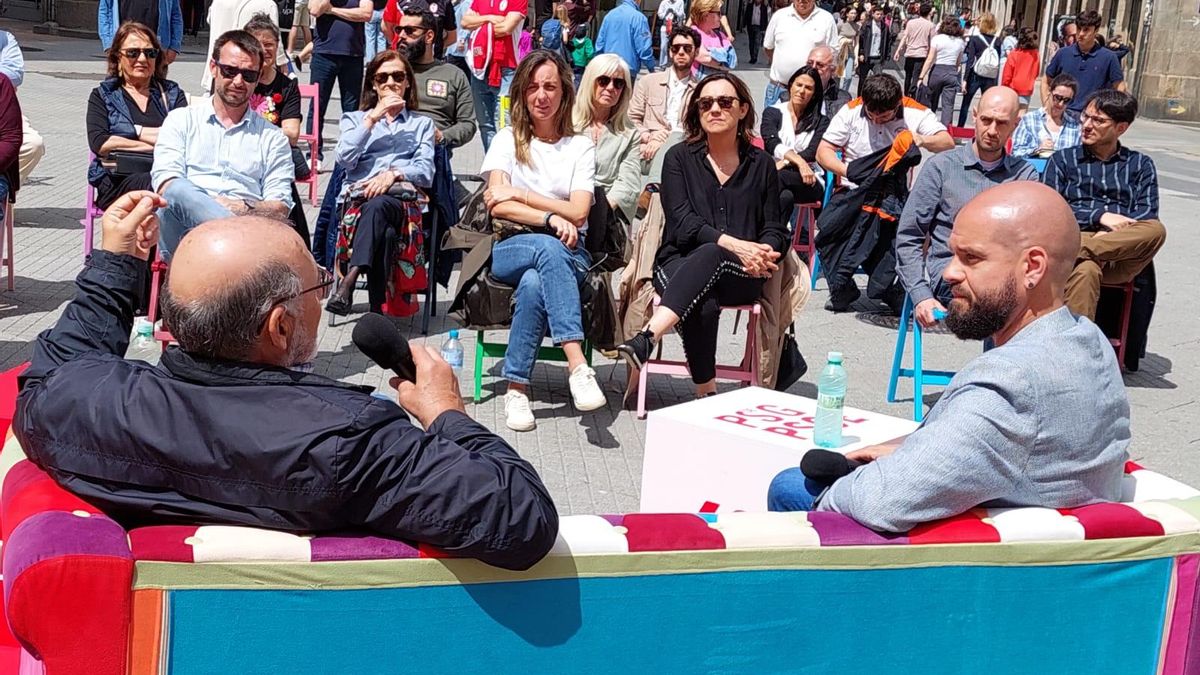 Charla celebrada en la plaza de la Peregrina