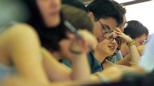 Alumnos de 2º de bachillerato, preparándose un examen de selectividad, en un instituto de Barcelona.