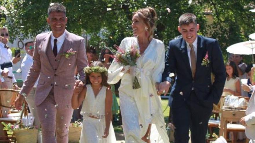 Óscar y Bibiana, felices tras el enlace junto a sus padrinos, Catalina y Juan.