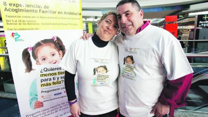 Montserrat Fernández y Luis Miguel Rodríguez, participando en un acto informativo sobre el acogimiento, en el centro comercial Parque Principado, en Siero.