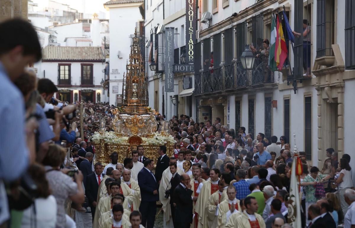 El Corpus recorre las inmediaciones de la Mezquita-Catedral