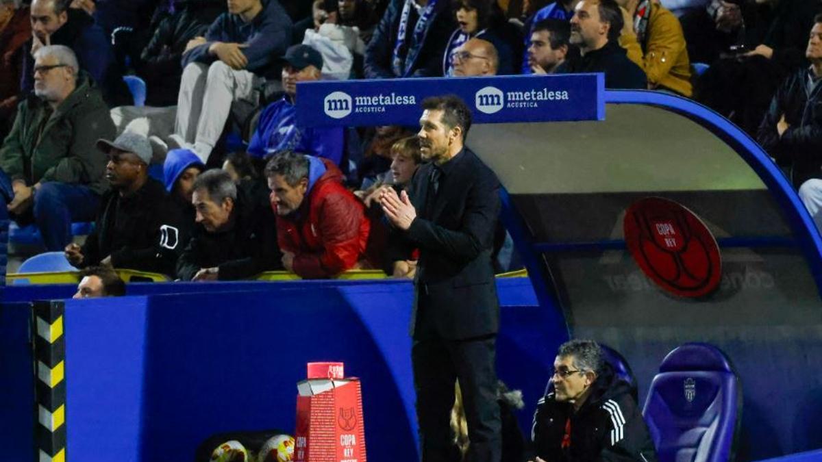 Simeone da instrucciones en el Estadio Balear.