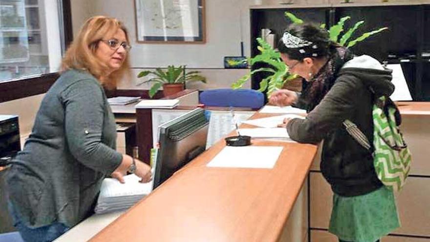 La representante de la AMIPA del colegio, en el momento de entregar las firmas .