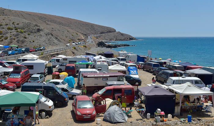 Campistas en la playa de Triana