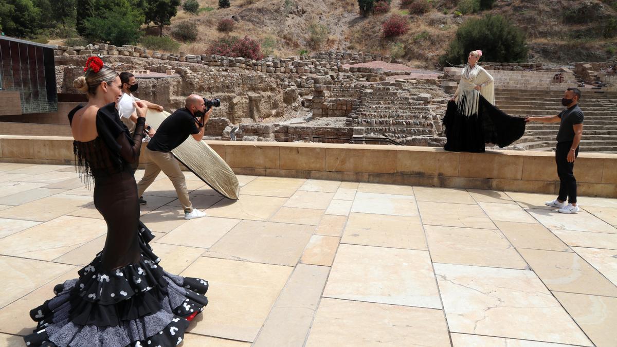 Preparativos de la exposición 'Héroes con volantes' de moda flamenca de Málaga de Moda