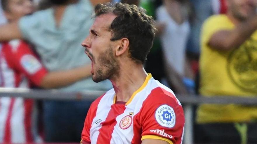 Stuani celebrant un gol i lluint el logotip de Costa Brava - Pirineu de Girona a la màniga