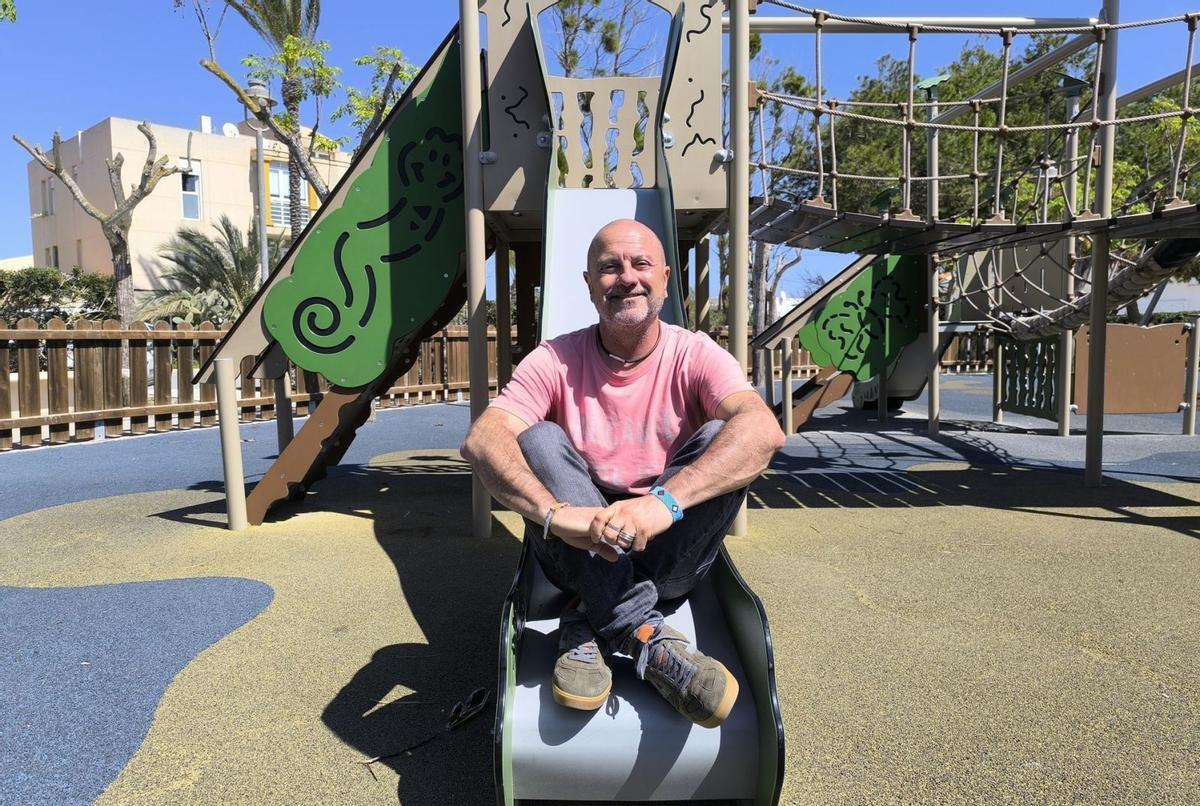 Paco Pérez, en el parque infantil de la Savina, en Formentera, donde tuvo lugar la entrevista. | P.M.V.