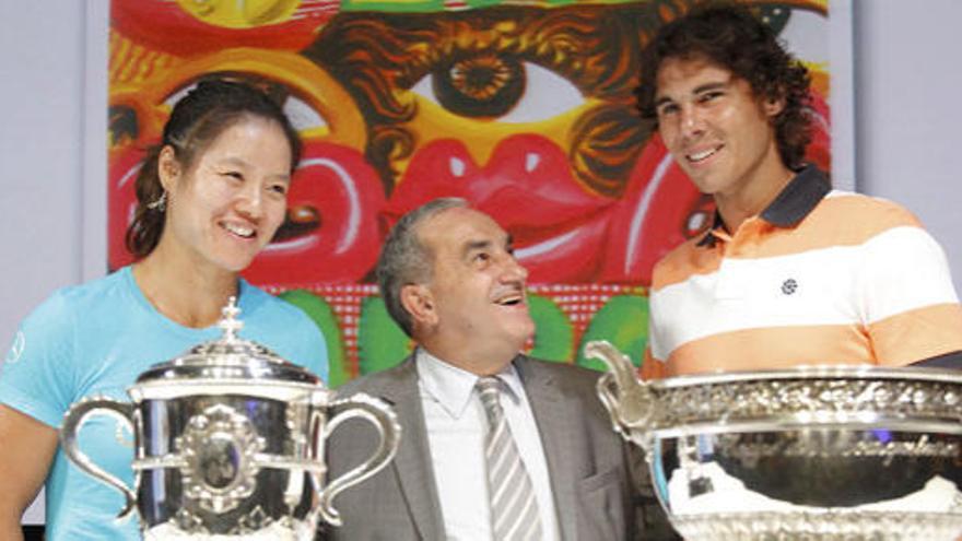 Nadal, junto a la ganadora del Roland Garros femenino, Li Na, y el director del torneo.