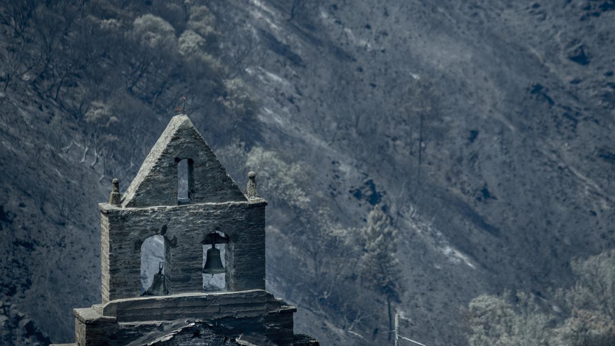 La iglesia afectada por el incendio, en un paisaje totalmente calcinado.