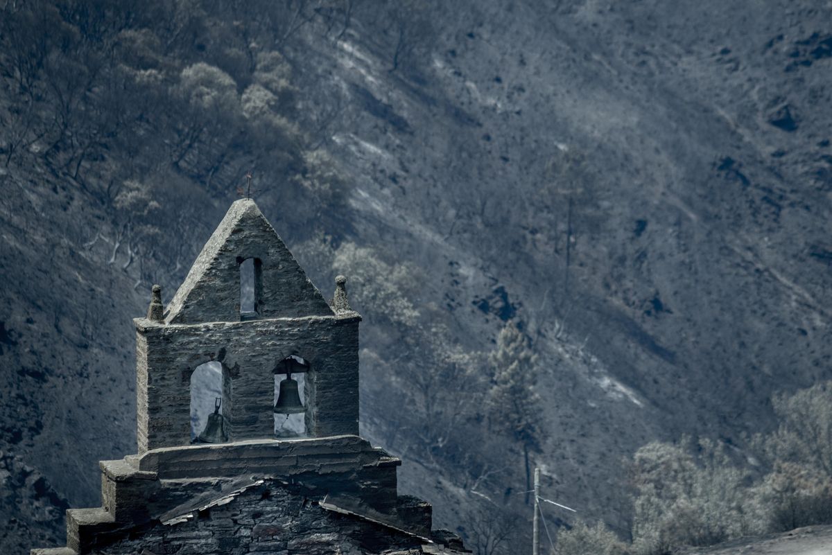 La iglesia afectada por el incendio, en un paisaje totalmente calcinado.