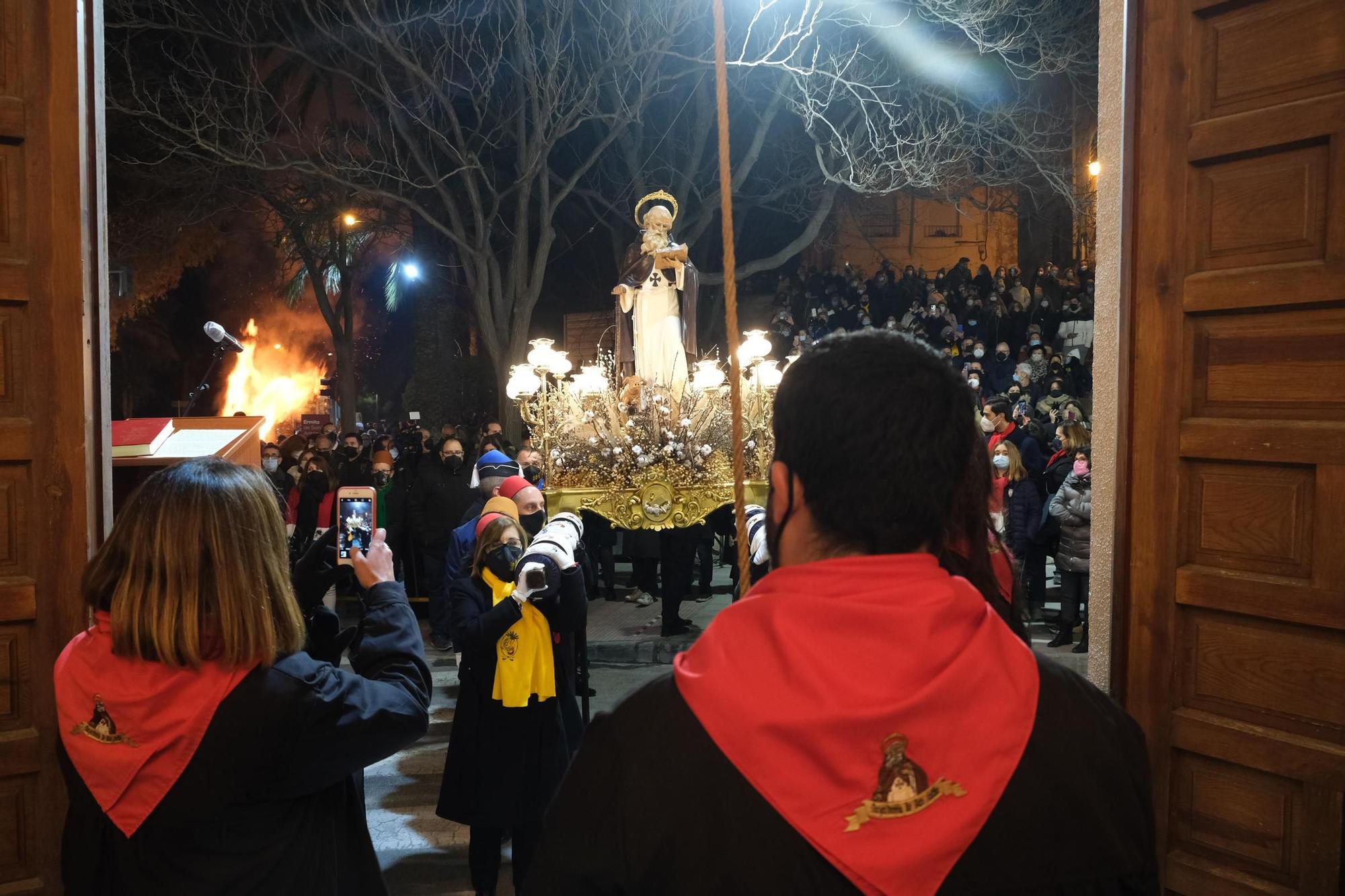 Los eldenses festejan a San Antón, patrón de los Moros y Cristianos, con las típicas vueltas a la hoguera, la bendición de animales, las tradicionales danzas y el reparto del pan