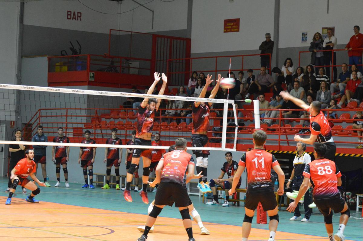Ataque del Xàtiva Voleibol masculino en el partido ante el Almoradí.