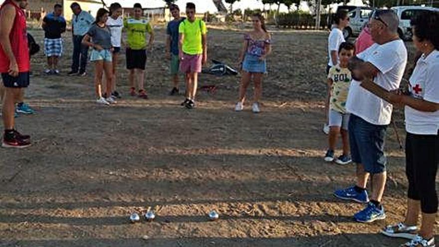 Cruz Roja reúne a nietos y abuelos en torno al juego