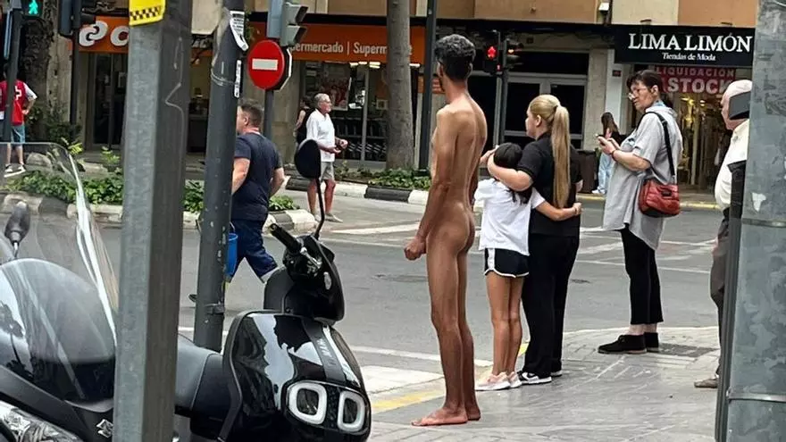 Un hombre se pasea desnudo por el centro de Torrent