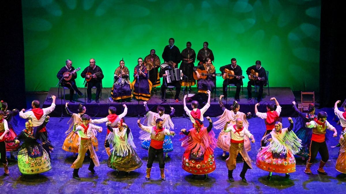 Actuación de los Coros y Danzas de Badajoz.