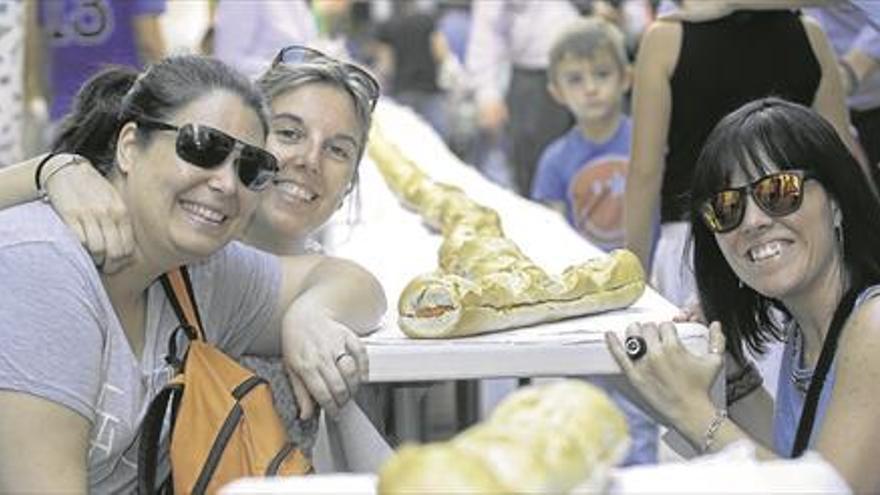 La calle Moret de Cáceres se viste de fiesta con 200 metros de bocadillo de patatera