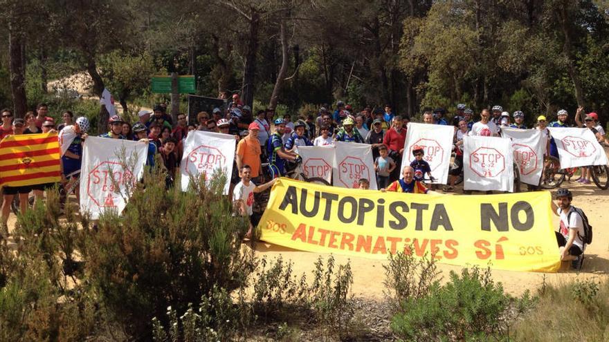 Més de 100 persones participen en una marxa contra la prolongació de la C-32