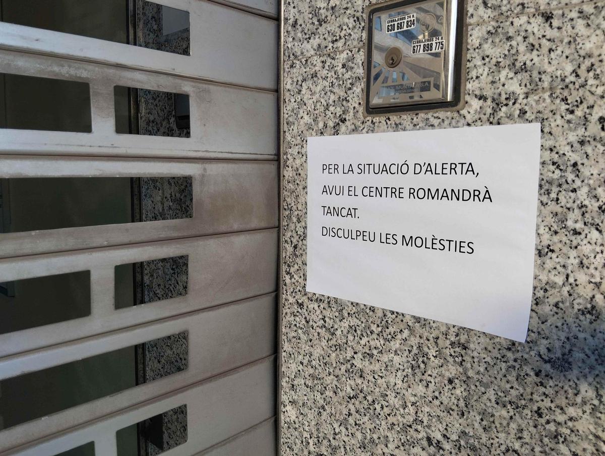 Cartell informatiu en un dels centres mèdics que aqust dijous no ha obert portes