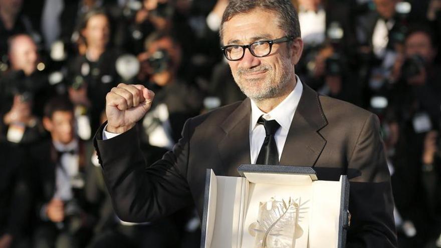 El director turco Nuri Bilge Ceylan recibe el galardón, ayer, en Cannes. | efe