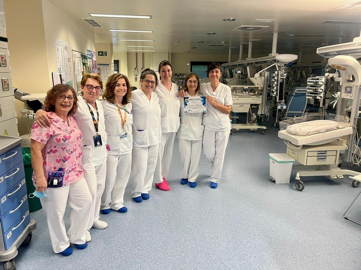 Personal de Neonatología, con el certificado de reconocimiento.