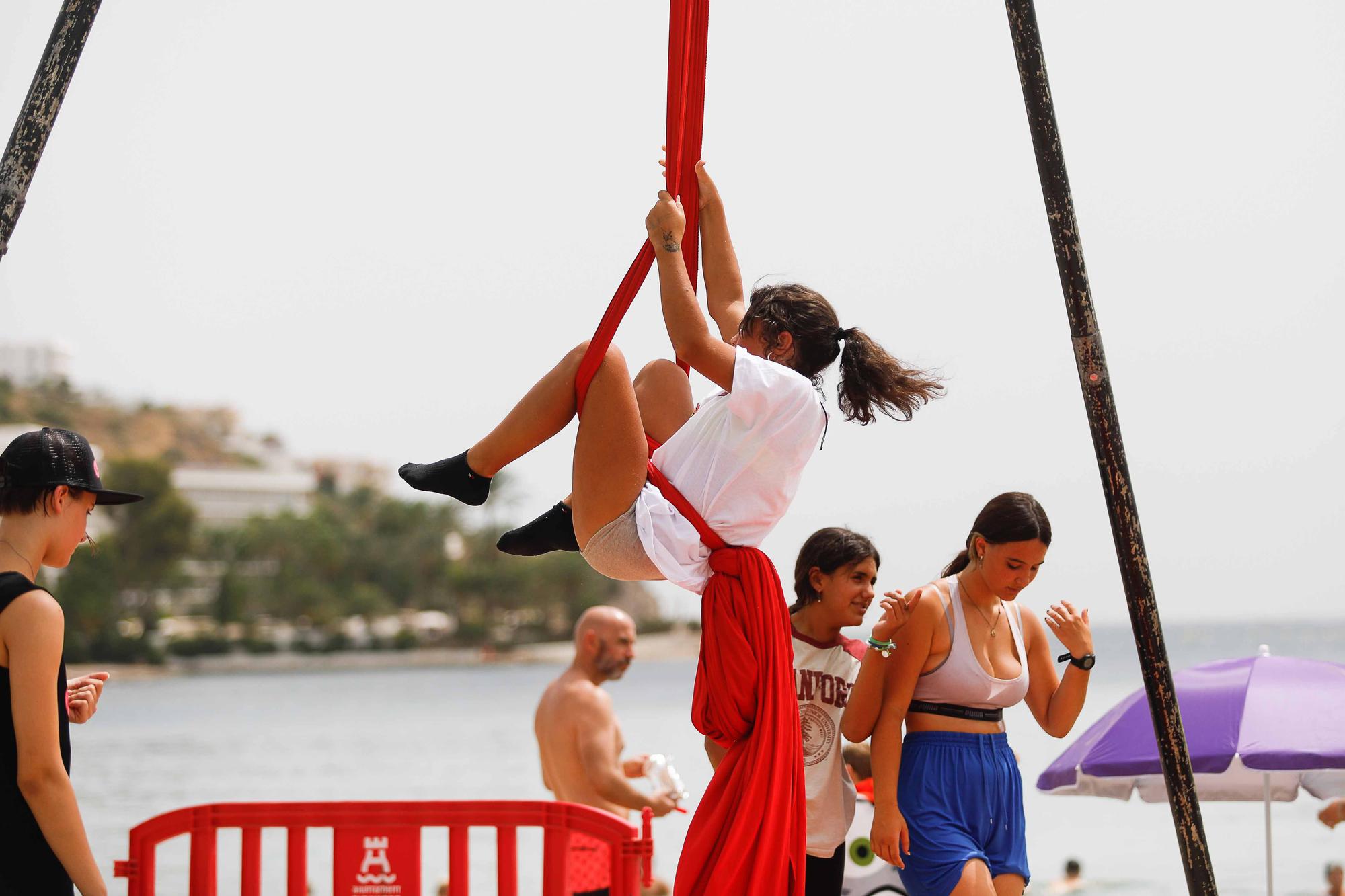 Un día de acrobacias y juegos junto al mar en Ibiza