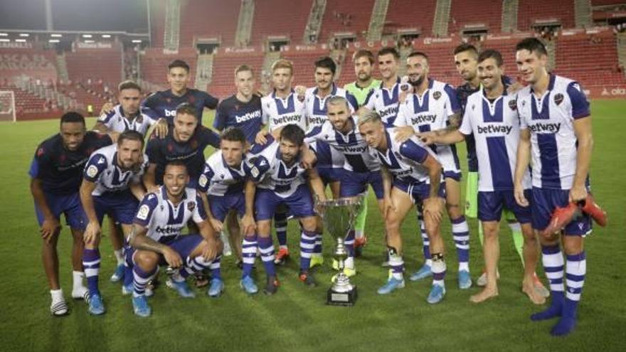 La plantilla del Levante UD, abrazada, después de conquistar ayer ante el Mallorca el trofeo Ciutat de Palma en su último amistoso.