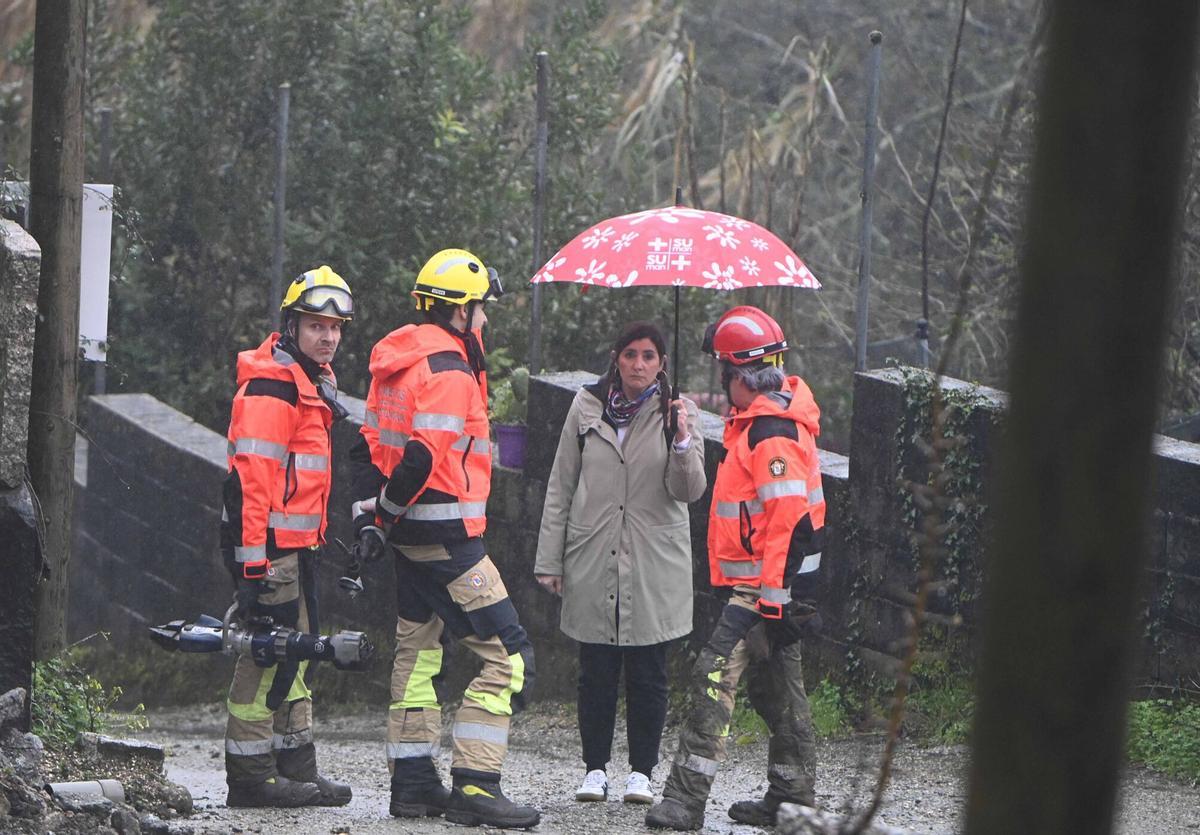 Un desprendimiento en la Autovía do Morrazo sepulta una vivienda en Moaña y deja un vecino herido